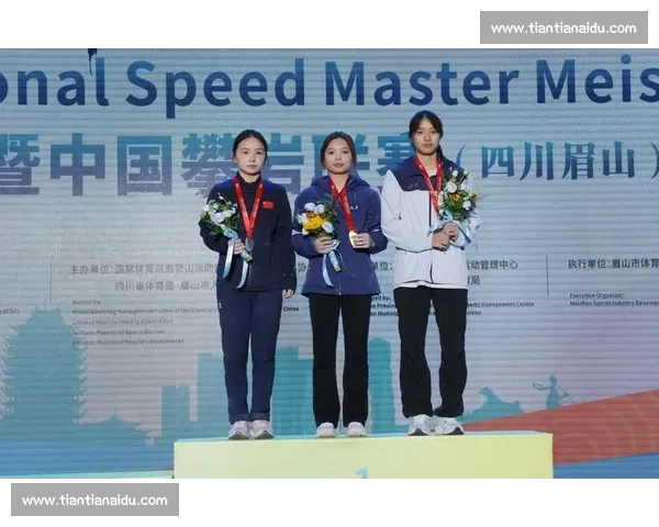 攀岩联赛眉山站:难度决赛巅峰对决,谭有恬朱成彬登顶